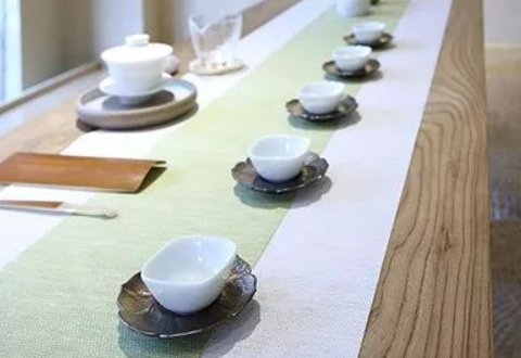 泡茶，讲究的是礼仪，展现的是诚意，修